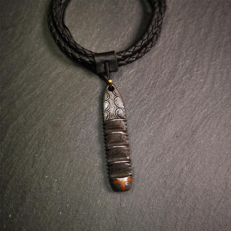 This unique Ladder pendant is made by Tibetan craftsmen in Hepo Township, Baiyu County. It is made of cold iron and copper, black color,the shape is Tibetan Ladder of Heaven,length is 60mm. You can make it into a pendant,keychain, or just put it on your desk,as an ornament.