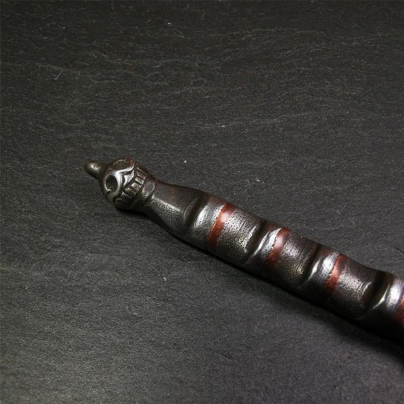 This unique Ladder pendant is made by Tibetan craftsmen in Hepo Township, Baiyu County. It is made of cold iron and copper, black color,the shape is Tibetan Ladder of Heaven,a skull on the top,length is 11cm / 4.33 inches. The ladder of heaven represents that Tibetans can pass their wishes and blessings to their relatives in the sky, and reach the Paradise of Paradise or the Pure Land of Buddhism as soon as possible.