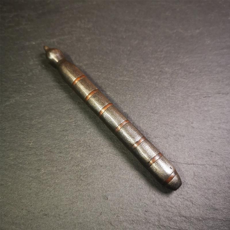 This unique Ladder pendant is made by Tibetan craftsmen in Hepo Township, Baiyu County. It is made of cold iron and copper, black color,the shape is Tibetan Ladder of Heaven,a skull on the top,length is 11cm / 4.33 inches. The ladder of heaven represents that Tibetans can pass their wishes and blessings to their relatives in the sky, and reach the Paradise of Paradise or the Pure Land of Buddhism as soon as possible.