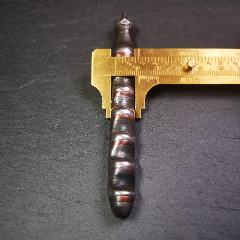 This unique Ladder pendant is made by Tibetan craftsmen in Hepo Township, Baiyu County. It is made of cold iron and copper, black color,the shape is Tibetan Ladder of Heaven,a skull on the top,length is 11cm / 4.33 inches. The ladder of heaven represents that Tibetans can pass their wishes and blessings to their relatives in the sky, and reach the Paradise of Paradise or the Pure Land of Buddhism as soon as possible.