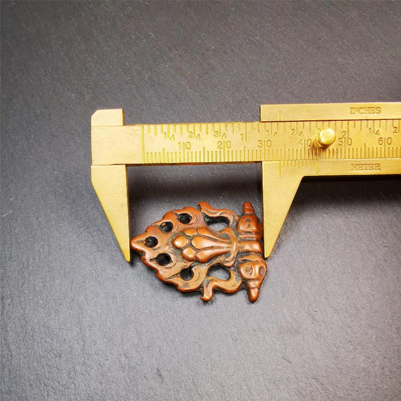 This mani jewel amulet was collect from Gengqing Monastery Tibet,it is an old badge or amulet pandent, made of copper, the shape is the mysterious mintamani.