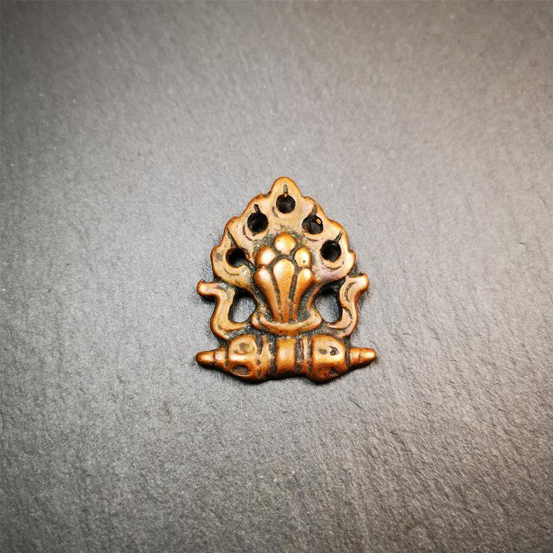 This mani jewel amulet was collect from Gengqing Monastery Tibet,it is an old badge or amulet pandent, made of copper, the shape is the mysterious mintamani.