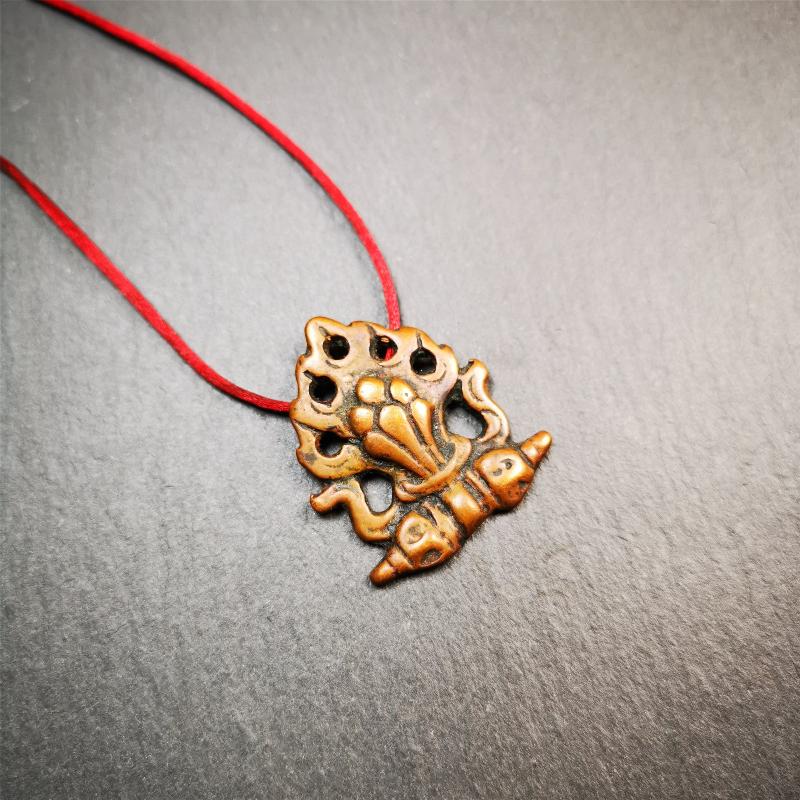 This mani jewel amulet was collect from Gengqing Monastery Tibet,it is an old badge or amulet pandent, made of copper, the shape is the mysterious mintamani.