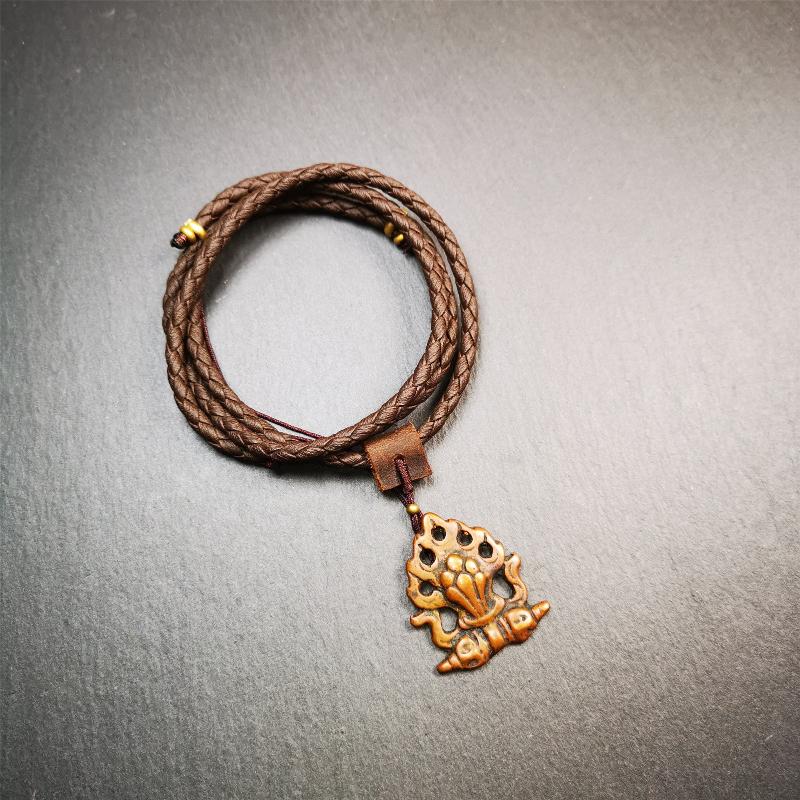 This mani jewel amulet was collect from Gengqing Monastery Tibet,it is an old badge or amulet pandent, made of copper, the shape is the mysterious mintamani.