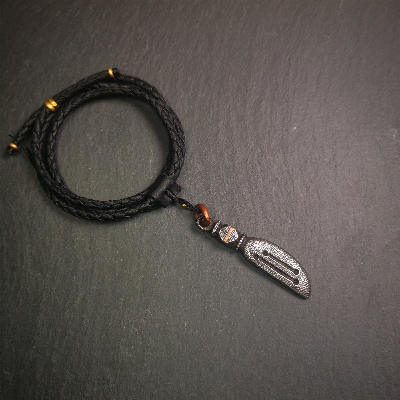 This unique knife pendant is hand carved by Tibetan craftsmen from Tibet in 2000s. It's made of cold iron,inlaid copper wire, black color,size is 2.36" × 0.55“. You can make it into a necklace pendant or key chain.