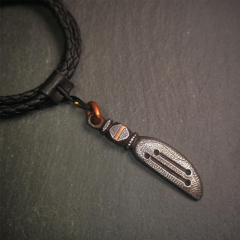 This unique knife pendant is hand carved by Tibetan craftsmen from Tibet in 2000s. It's made of cold iron,inlaid copper wire, black color,size is 2.36" × 0.55“. You can make it into a necklace pendant or key chain.