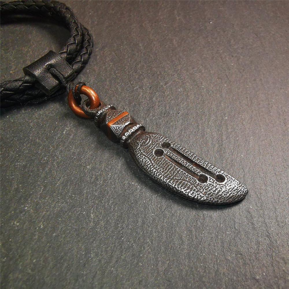This unique knife pendant is hand carved by Tibetan craftsmen from Tibet in 2000s. It's made of cold iron,inlaid copper wire, black color,size is 2.36" × 0.55“. You can make it into a necklace pendant or key chain.