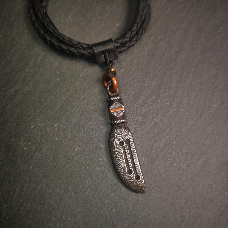 This unique knife pendant is hand carved by Tibetan craftsmen from Tibet in 2000s. It's made of cold iron,inlaid copper wire, black color,size is 2.36" × 0.55“. You can make it into a necklace pendant or key chain.