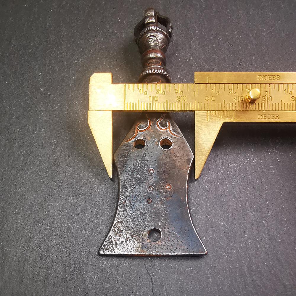 This old handmade kartika was handmade by Tibetan craftsmen. It is made of cold iron,inlaid copper wire, blcak color,the upper part is a half vajra, and the lower part is a flat kartika knife,3.9 inches long.