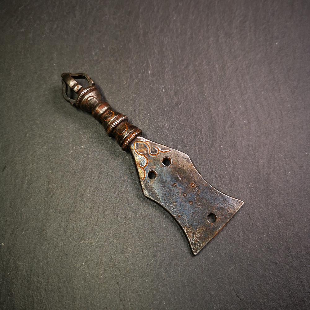 This old handmade kartika was handmade by Tibetan craftsmen. It is made of cold iron,inlaid copper wire, blcak color,the upper part is a half vajra, and the lower part is a flat kartika knife,3.9 inches long.