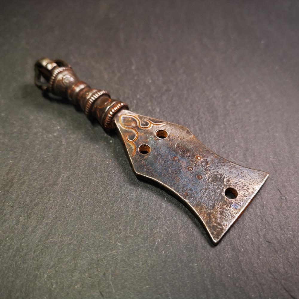 This old handmade kartika was handmade by Tibetan craftsmen. It is made of cold iron,inlaid copper wire, blcak color,the upper part is a half vajra, and the lower part is a flat kartika knife,3.9 inches long.