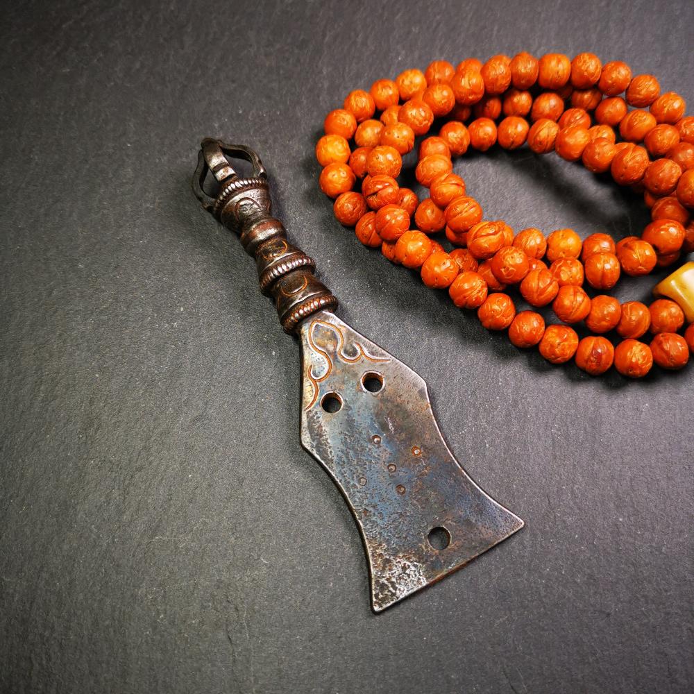 This old handmade kartika was handmade by Tibetan craftsmen. It is made of cold iron,inlaid copper wire, blcak color,the upper part is a half vajra, and the lower part is a flat kartika knife,3.9 inches long.