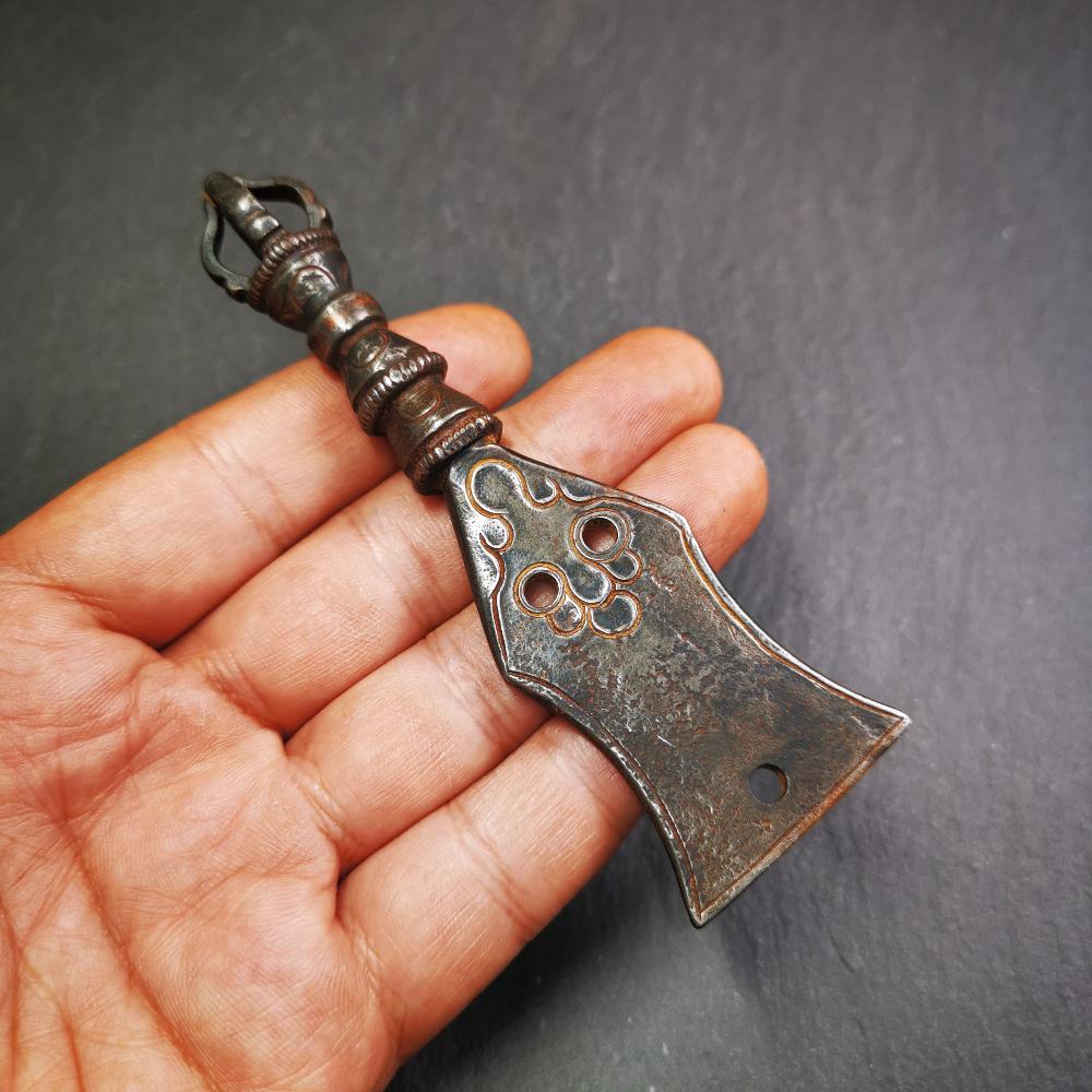 This old handmade kartika was handmade by Tibetan craftsmen. It is made of cold iron,inlaid copper wire, blcak color,the upper part is a half vajra, and the lower part is a flat kartika knife,3.9 inches long.