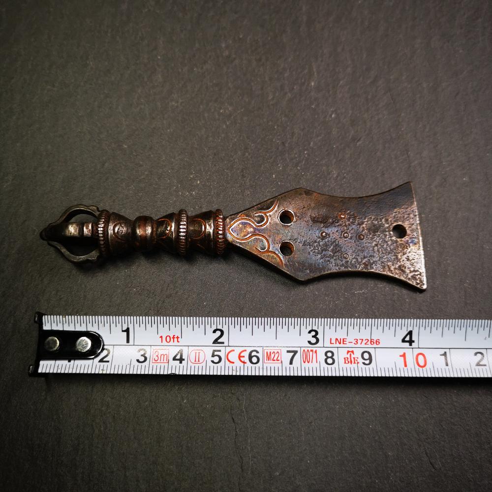 This old handmade kartika was handmade by Tibetan craftsmen. It is made of cold iron,inlaid copper wire, blcak color,the upper part is a half vajra, and the lower part is a flat kartika knife,3.9 inches long.