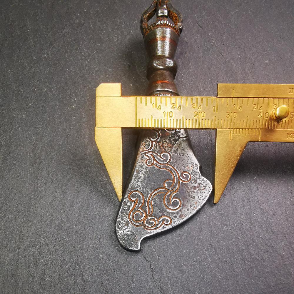 This old kartika is handmade by Tibetan craftsmen in 2000s. Its upper part is a half vajra, and the lower part is a kartika, made of cold iron,copper wire inlaid, carved cloud pattern
