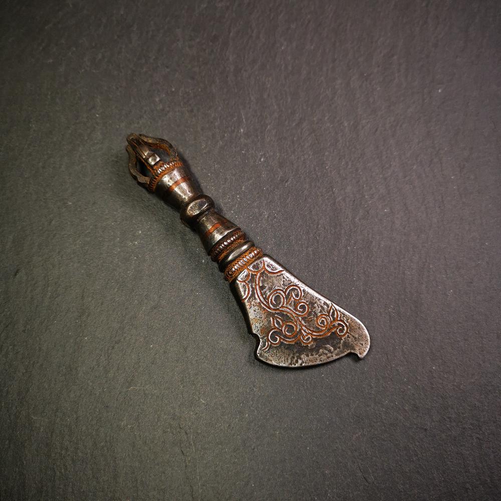 This old kartika is handmade by Tibetan craftsmen in 2000s. Its upper part is a half vajra, and the lower part is a kartika, made of cold iron,copper wire inlaid, carved cloud pattern