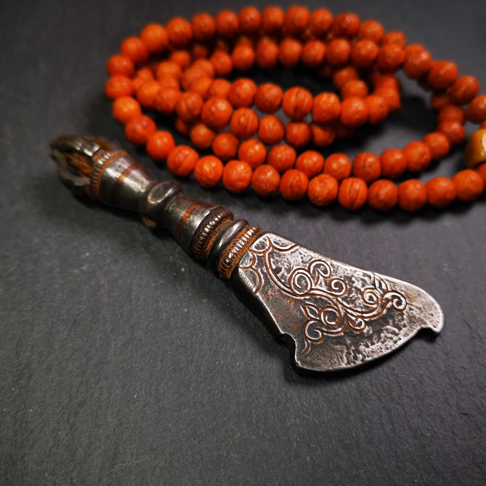 This old kartika is handmade by Tibetan craftsmen in 2000s. Its upper part is a half vajra, and the lower part is a kartika, made of cold iron,copper wire inlaid, carved cloud pattern