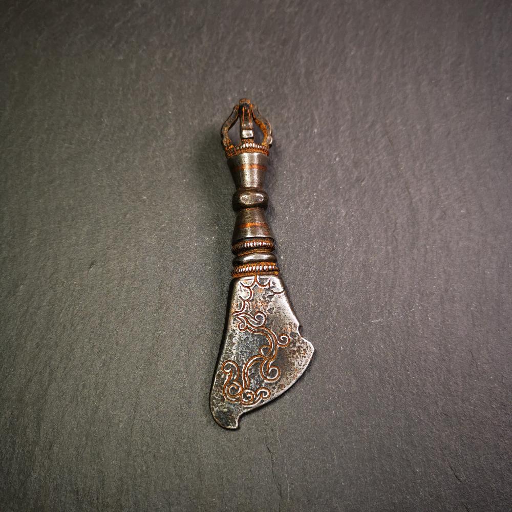 This old kartika is handmade by Tibetan craftsmen in 2000s. Its upper part is a half vajra, and the lower part is a kartika, made of cold iron,copper wire inlaid, carved cloud pattern