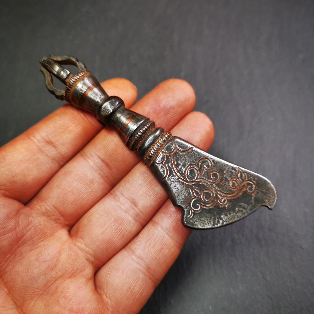 This old kartika is handmade by Tibetan craftsmen in 2000s. Its upper part is a half vajra, and the lower part is a kartika, made of cold iron,copper wire inlaid, carved cloud pattern