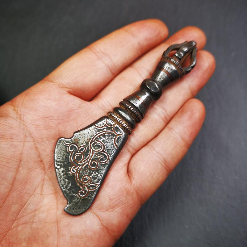 This old kartika is handmade by Tibetan craftsmen in 2000s. Its upper part is a half vajra, and the lower part is a kartika, made of cold iron,copper wire inlaid, carved cloud pattern