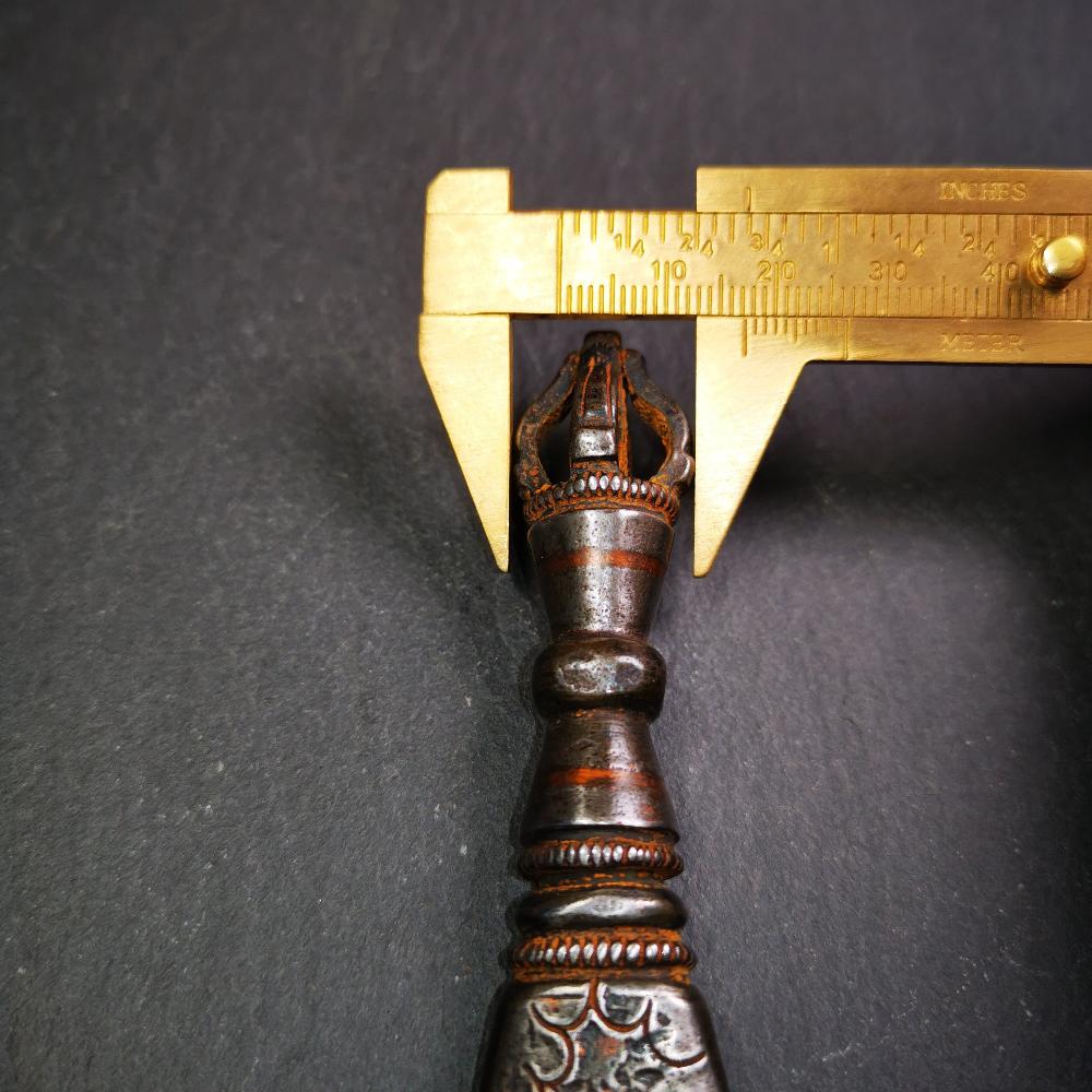 This old kartika is handmade by Tibetan craftsmen in 2000s. Its upper part is a half vajra, and the lower part is a kartika, made of cold iron,copper wire inlaid, carved cloud pattern