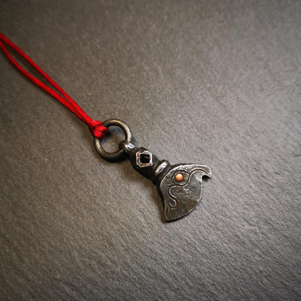 This kartika amulet was made by Tibetan craftsmen in Hepo Township, Baiyu County, the birthplace of the famous Tibetan handicrafts. It's made of cold iron, inlaid copper,carved with could pattern,size is 1.1 × 0.8 inches. You can make it into a necklace, or a keychain, or just put it on your desk,as an ornament.