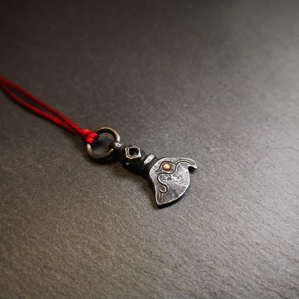 This kartika amulet was made by Tibetan craftsmen in Hepo Township, Baiyu County, the birthplace of the famous Tibetan handicrafts. It's made of cold iron, inlaid copper,carved with could pattern,size is 1.1 × 0.8 inches. You can make it into a necklace, or a keychain, or just put it on your desk,as an ornament.
