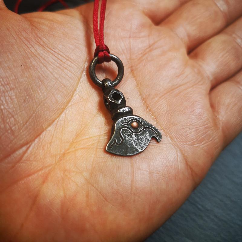 This kartika amulet was made by Tibetan craftsmen in Hepo Township, Baiyu County, the birthplace of the famous Tibetan handicrafts. It's made of cold iron, inlaid copper,carved with could pattern,size is 1.1 × 0.8 inches. You can make it into a necklace, or a keychain, or just put it on your desk,as an ornament.