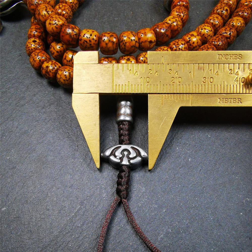 This old lotus seed mala was handmade from tibetan crafts man in Baiyu County. It's composed of 108 pcs 8mm lotus seed beads,with cold iron beads,1 pair of bead counters,guru bead,and vajra pendant.