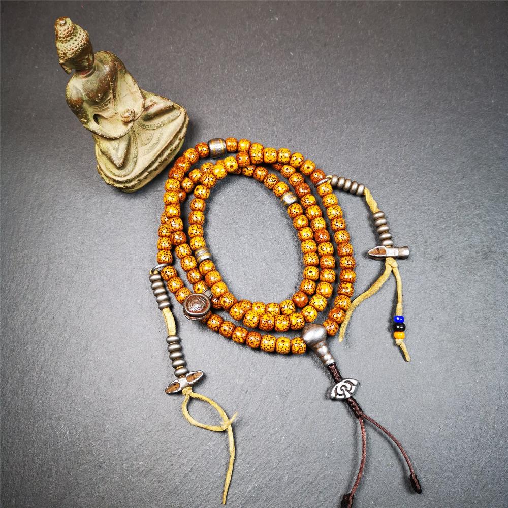 This old lotus seed mala was handmade from tibetan crafts man in Baiyu County. It's composed of 108 pcs 8mm lotus seed beads,with cold iron beads,1 pair of bead counters,guru bead,and vajra pendant.