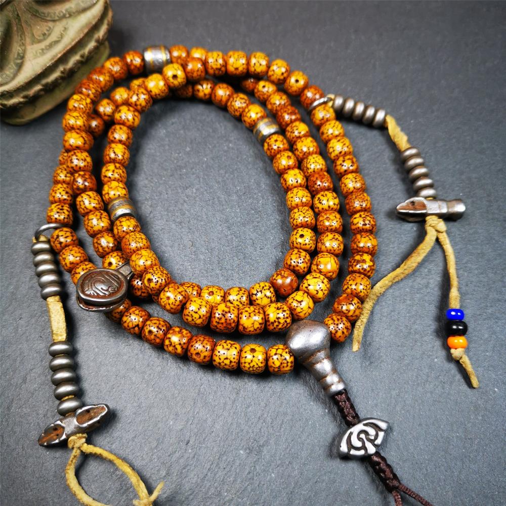 This old lotus seed mala was handmade from tibetan crafts man in Baiyu County. It's composed of 108 pcs 8mm lotus seed beads,with cold iron beads,1 pair of bead counters,guru bead,and vajra pendant.