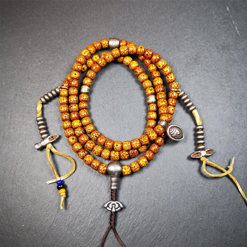 This old lotus seed mala was handmade from tibetan crafts man in Baiyu County. It's composed of 108 pcs 8mm lotus seed beads,with cold iron beads,1 pair of bead counters,guru bead,and vajra pendant.