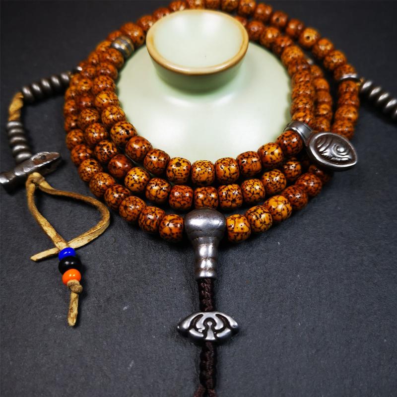 This old lotus seed mala was handmade from tibetan crafts man in Baiyu County. It's composed of 108 pcs 8mm lotus seed beads,with cold iron beads,1 pair of bead counters,guru bead,and vajra pendant.