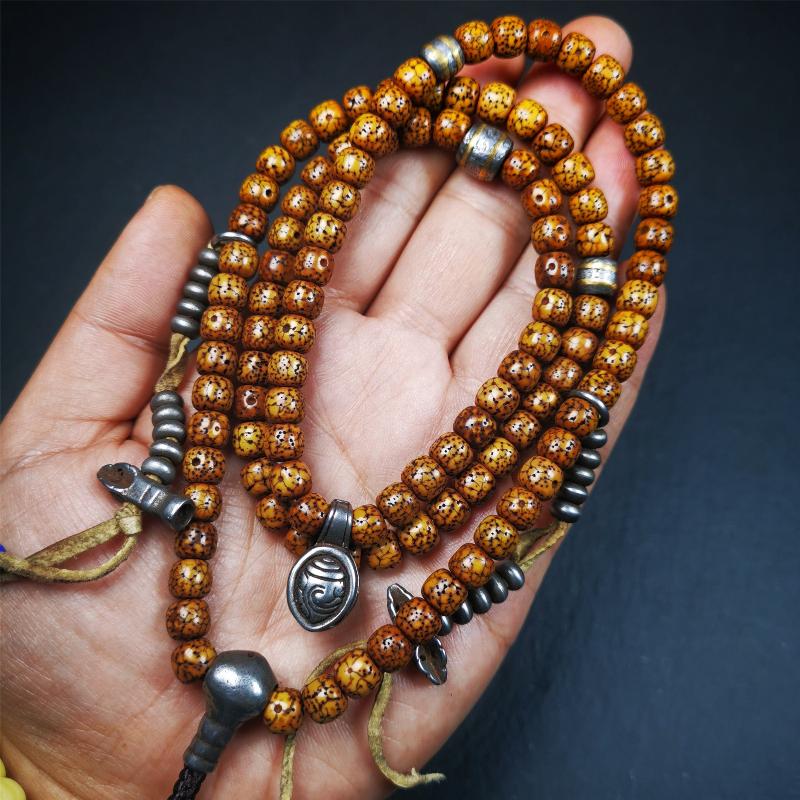 This old lotus seed mala was handmade from tibetan crafts man in Baiyu County. It's composed of 108 pcs 8mm lotus seed beads,with cold iron beads,1 pair of bead counters,guru bead,and vajra pendant.