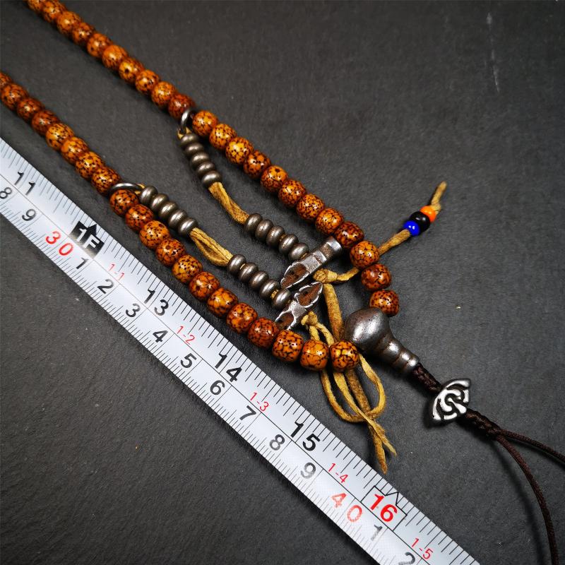 This old lotus seed mala was handmade from tibetan crafts man in Baiyu County. It's composed of 108 pcs 8mm lotus seed beads,with cold iron beads,1 pair of bead counters,guru bead,and vajra pendant.