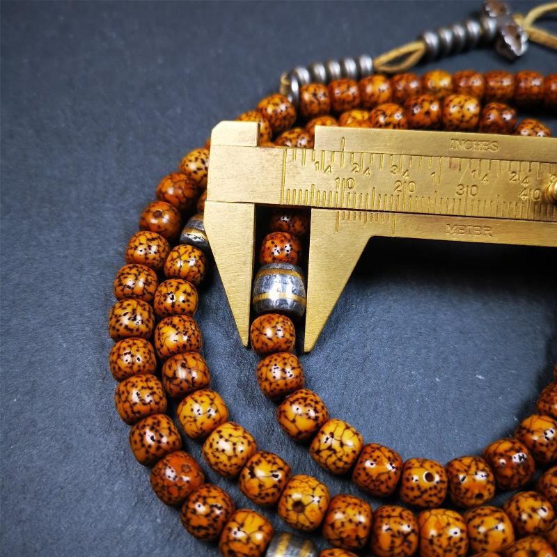 This old lotus seed mala was handmade from tibetan crafts man in Baiyu County. It's composed of 108 pcs 8mm lotus seed beads,with cold iron beads,1 pair of bead counters,guru bead,and vajra pendant.