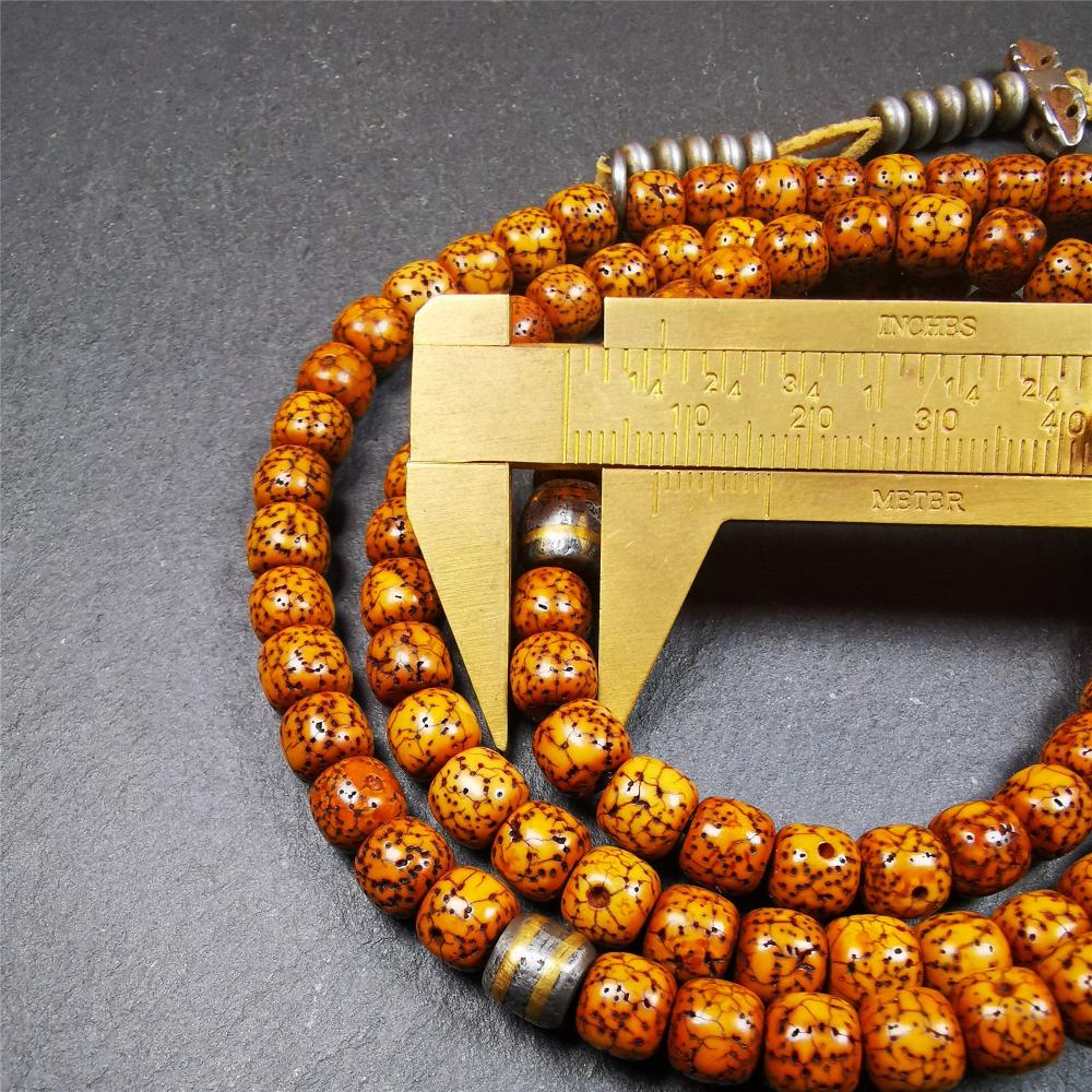 This old lotus seed mala was handmade from tibetan crafts man in Baiyu County. It's composed of 108 pcs 8mm lotus seed beads,with cold iron beads,1 pair of bead counters,guru bead,and vajra pendant.