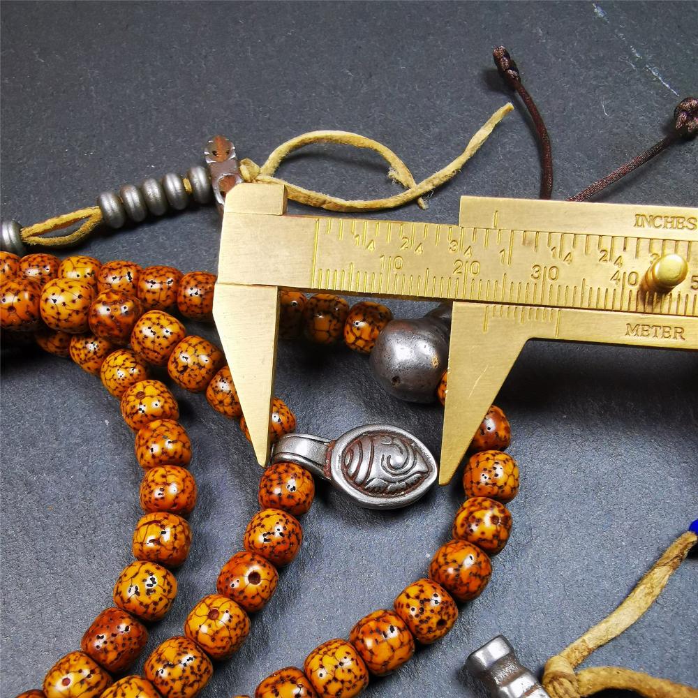 This old lotus seed mala was handmade from tibetan crafts man in Baiyu County. It's composed of 108 pcs 8mm lotus seed beads,with cold iron beads,1 pair of bead counters,guru bead,and vajra pendant.