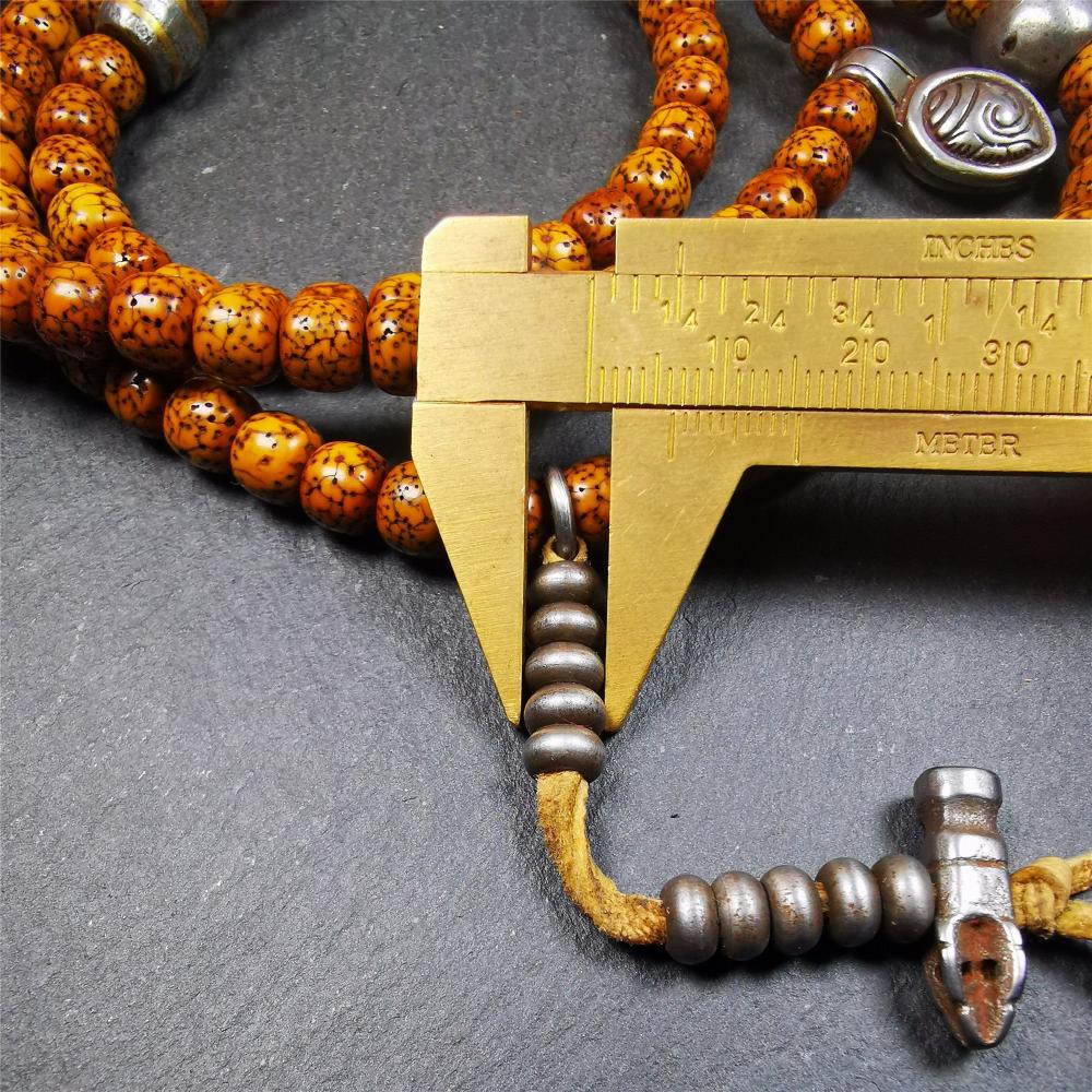 This old lotus seed mala was handmade from tibetan crafts man in Baiyu County. It's composed of 108 pcs 8mm lotus seed beads,with cold iron beads,1 pair of bead counters,guru bead,and vajra pendant.