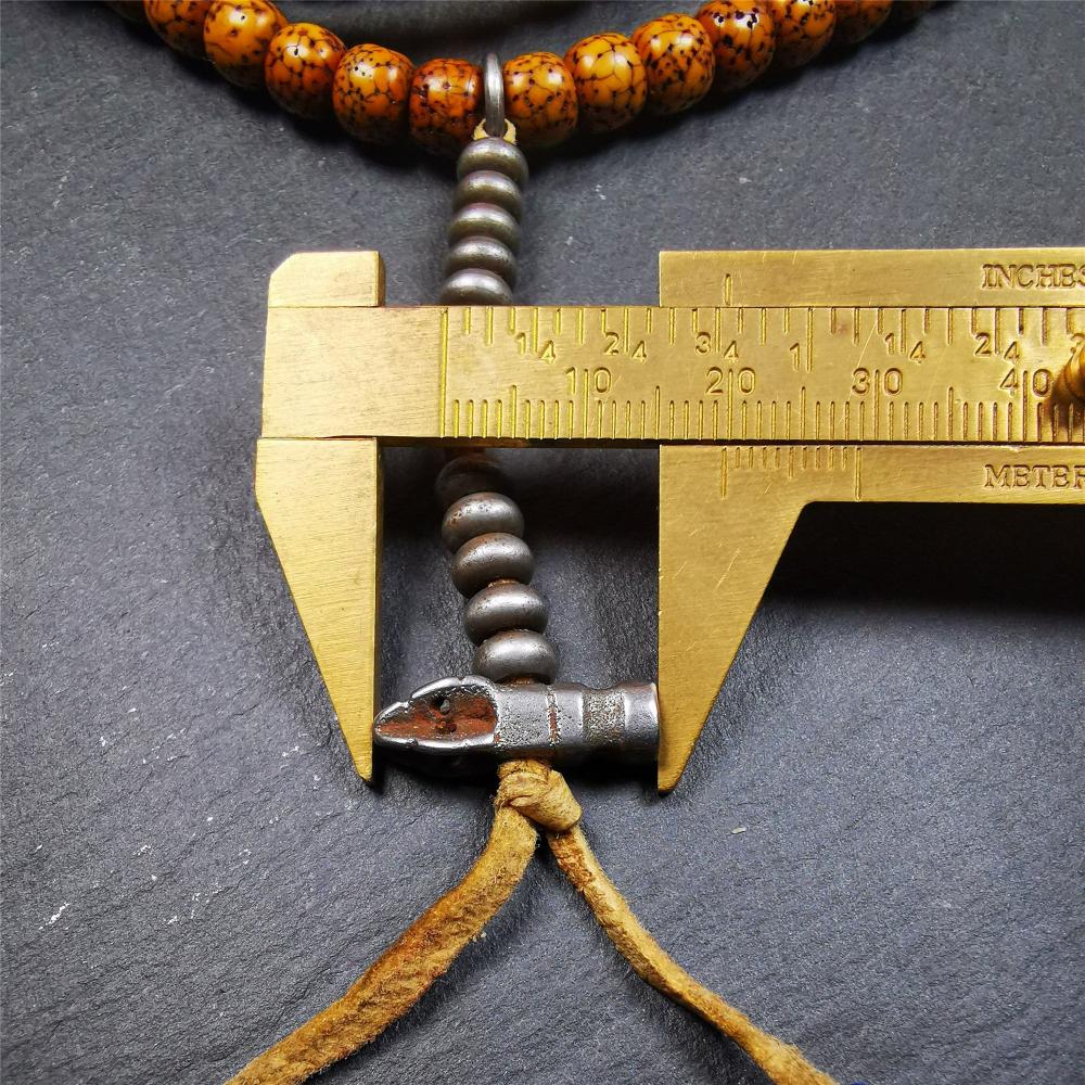 This old lotus seed mala was handmade from tibetan crafts man in Baiyu County. It's composed of 108 pcs 8mm lotus seed beads,with cold iron beads,1 pair of bead counters,guru bead,and vajra pendant.