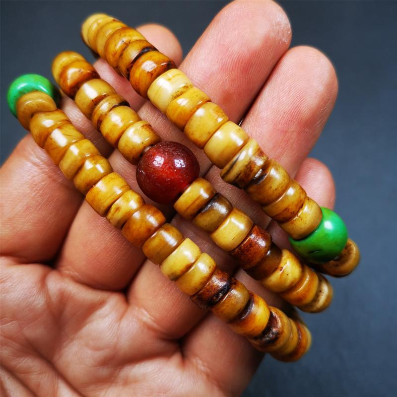 This yak bone mala was handmade from tibetan crafts man in Baiyu County,about 30 years old. It's composed of 108 pcs 9mm bone beads,with agate, turquoise,bone guru bead,and vajra pendant.