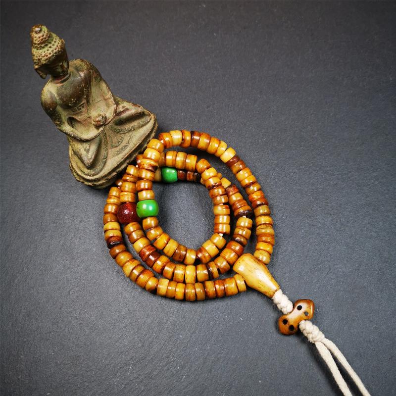 This yak bone mala was handmade from tibetan crafts man in Baiyu County,about 30 years old. It's composed of 108 pcs 9mm bone beads,with agate, turquoise,bone guru bead,and vajra pendant.