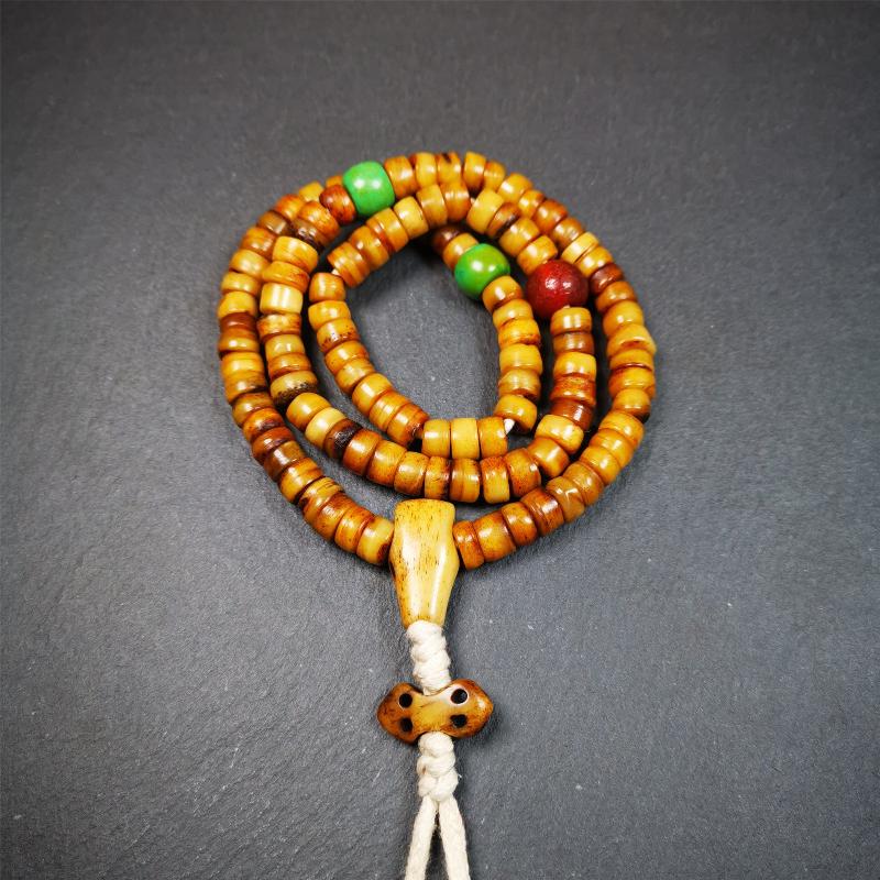 This yak bone mala was handmade from tibetan crafts man in Baiyu County,about 30 years old. It's composed of 108 pcs 9mm bone beads,with agate, turquoise,bone guru bead,and vajra pendant.