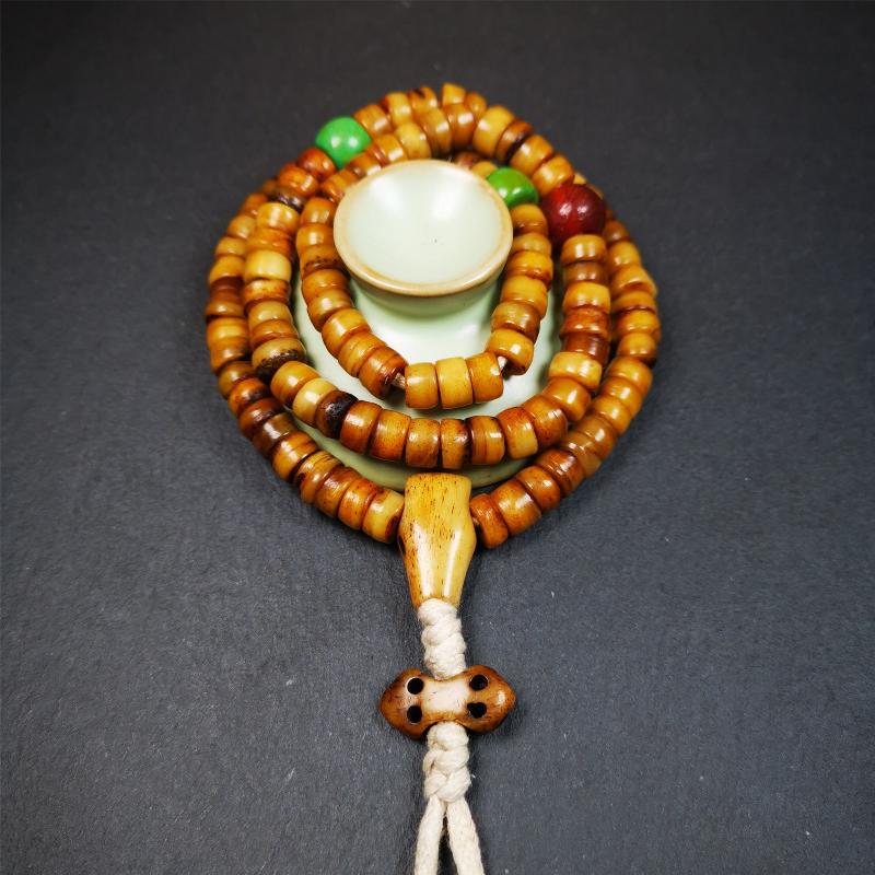 This yak bone mala was handmade from tibetan crafts man in Baiyu County,about 30 years old. It's composed of 108 pcs 9mm bone beads,with agate, turquoise,bone guru bead,and vajra pendant.