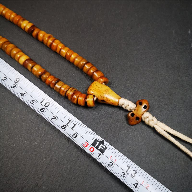 This yak bone mala was handmade from tibetan crafts man in Baiyu County,about 30 years old. It's composed of 108 pcs 9mm bone beads,with agate, turquoise,bone guru bead,and vajra pendant.