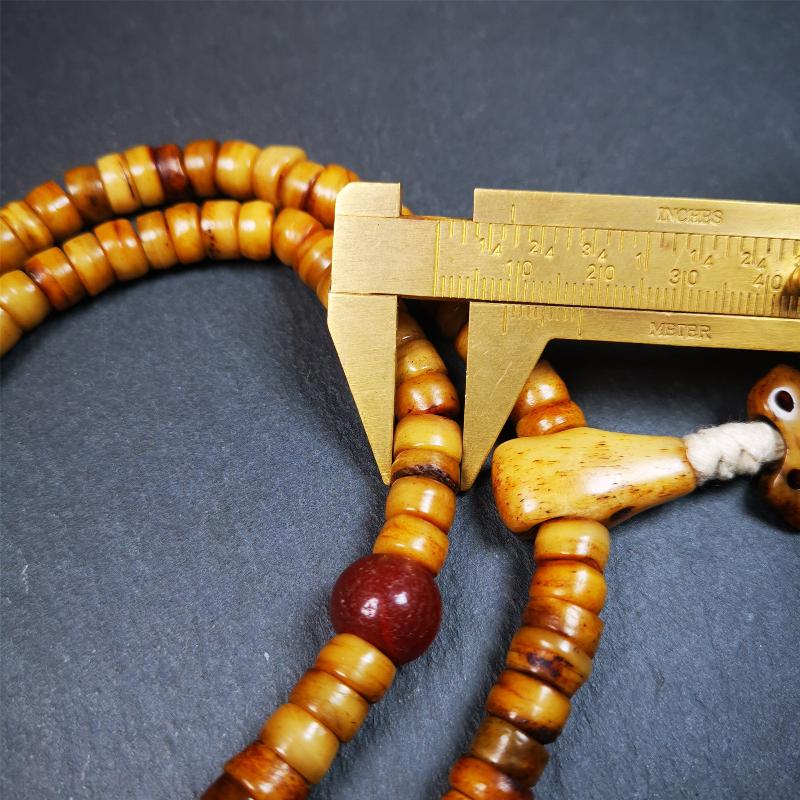 This yak bone mala was handmade from tibetan crafts man in Baiyu County,about 30 years old. It's composed of 108 pcs 9mm bone beads,with agate, turquoise,bone guru bead,and vajra pendant.