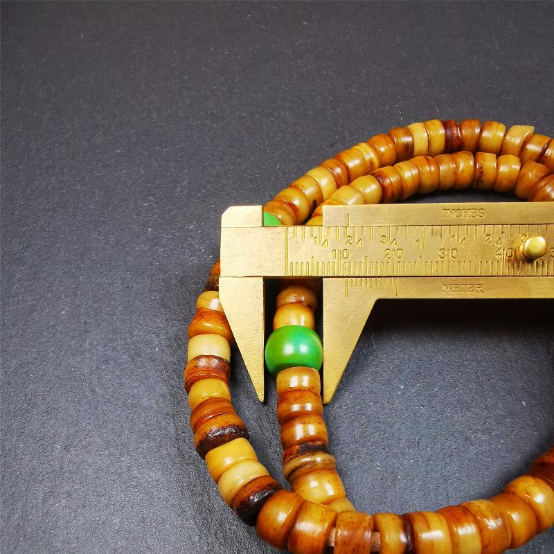 This yak bone mala was handmade from tibetan crafts man in Baiyu County,about 30 years old. It's composed of 108 pcs 9mm bone beads,with agate, turquoise,bone guru bead,and vajra pendant.