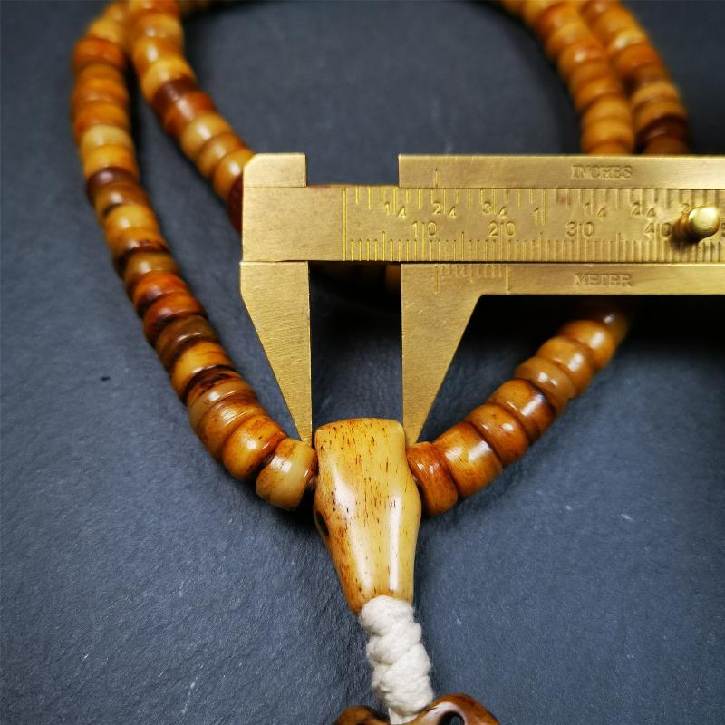 This yak bone mala was handmade from tibetan crafts man in Baiyu County,about 30 years old. It's composed of 108 pcs 9mm bone beads,with agate, turquoise,bone guru bead,and vajra pendant.