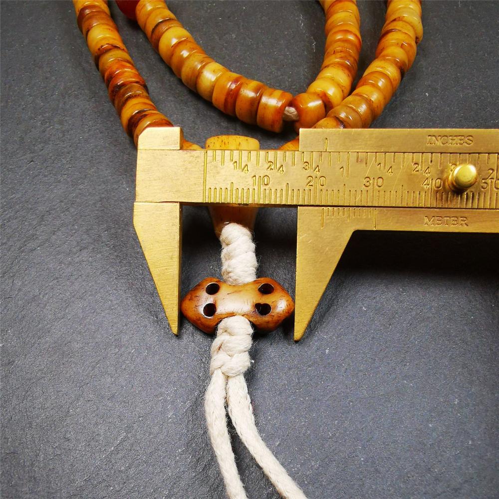 This yak bone mala was handmade from tibetan crafts man in Baiyu County,about 30 years old. It's composed of 108 pcs 9mm bone beads,with agate, turquoise,bone guru bead,and vajra pendant.