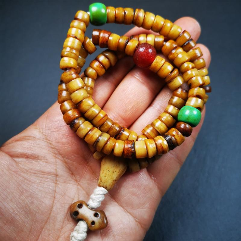 This yak bone mala was handmade from tibetan crafts man in Baiyu County,about 30 years old. It's composed of 108 pcs 9mm bone beads,with agate, turquoise,bone guru bead,and vajra pendant.